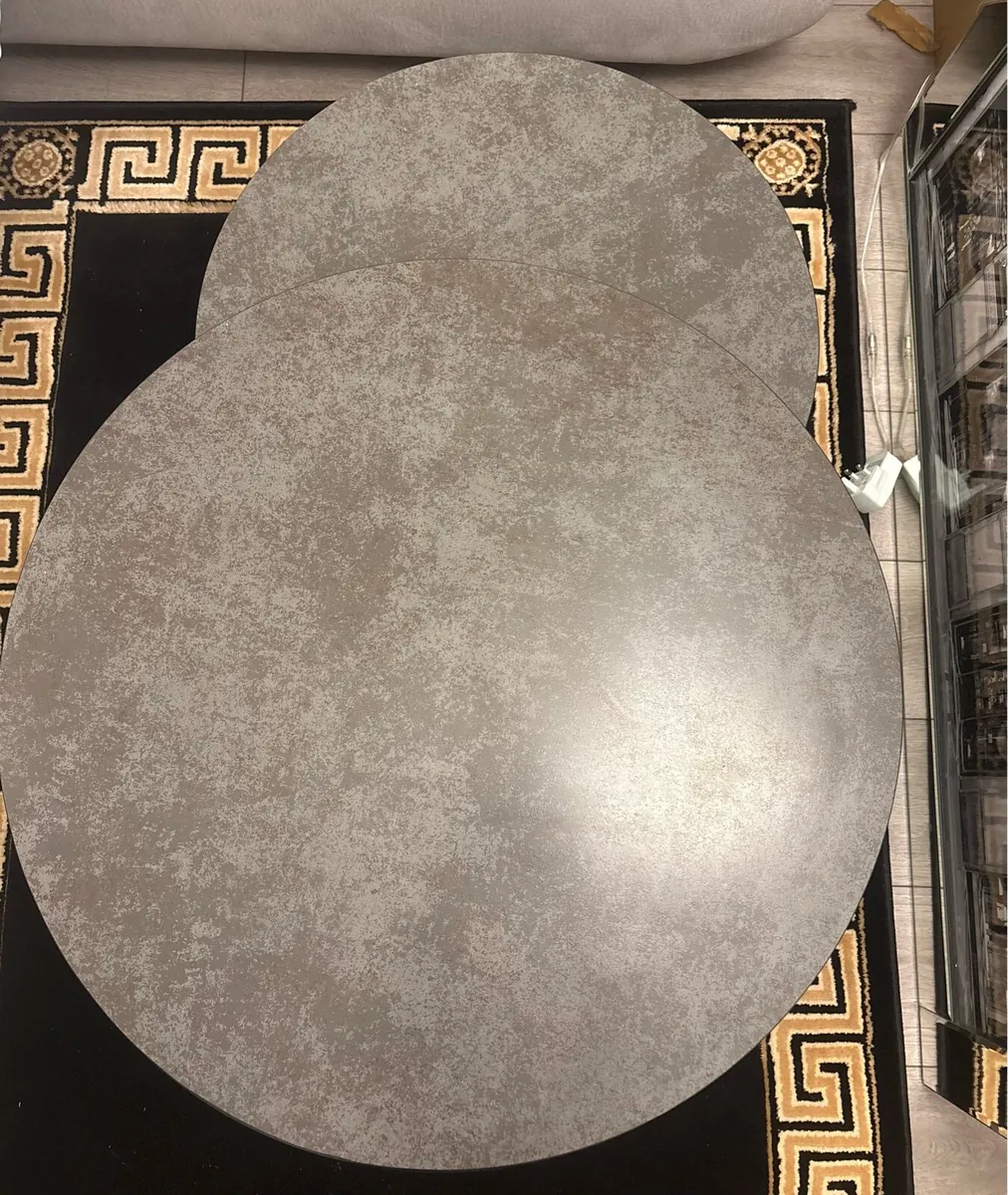 Round coffee table price negotiable - Image 2