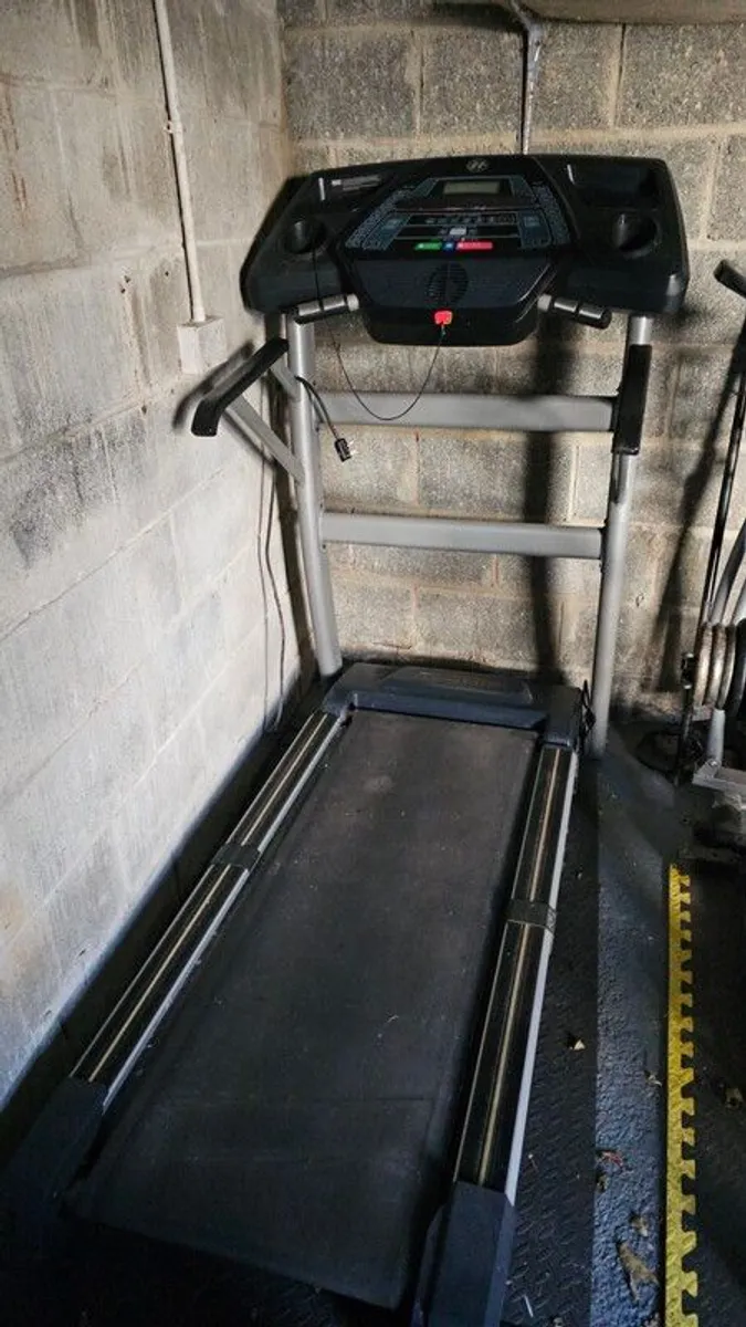 horizon adventure 925 folding treadmill - Image 1