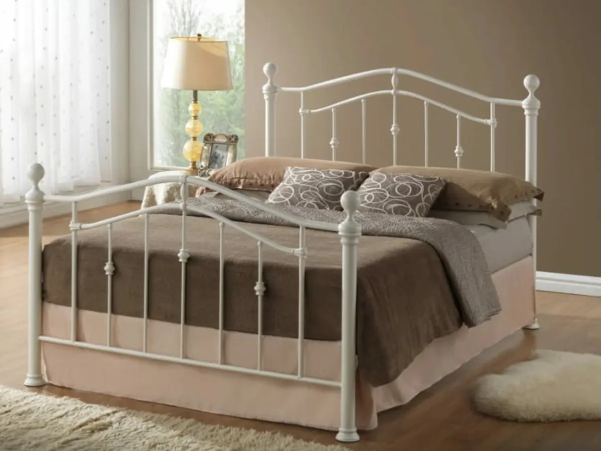 Beautiful,  ivory metal bedframe - Image 1