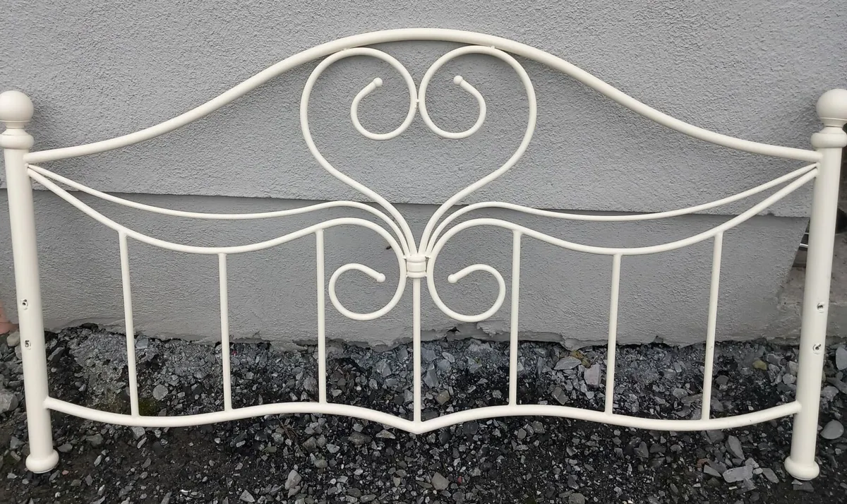 Beautiful,  ivory metal bedframe - Image 2