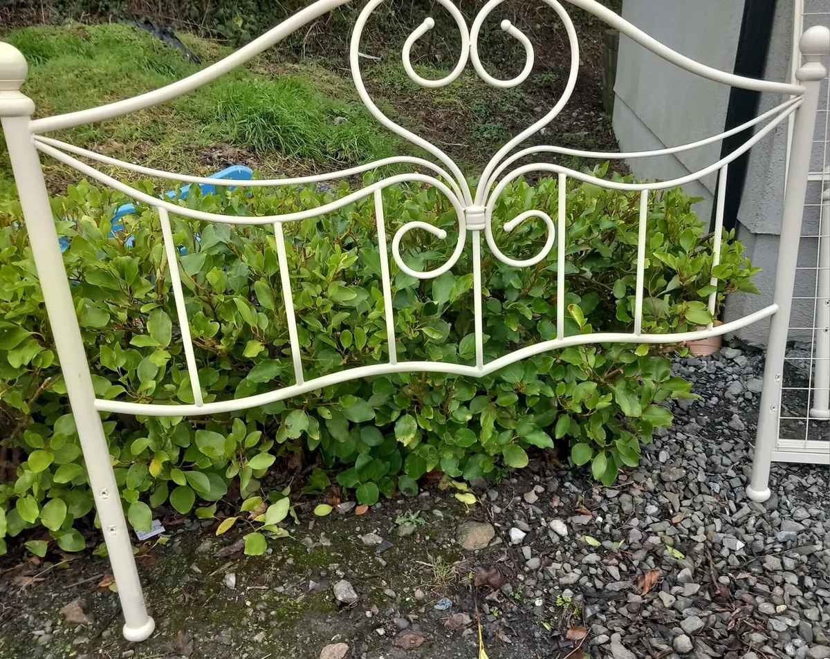 Beautiful,  ivory metal bedframe - Image 3