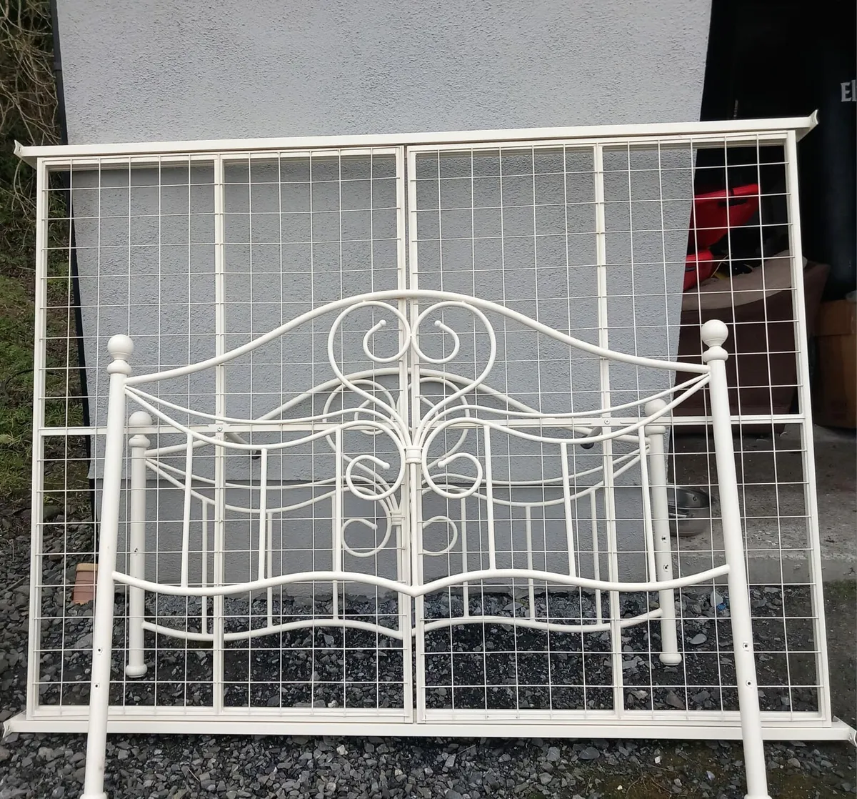 Beautiful,  ivory metal bedframe - Image 4