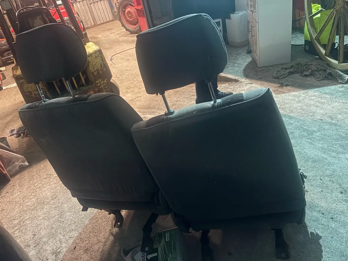 Toyota Land Cruiser front seats - Image 3