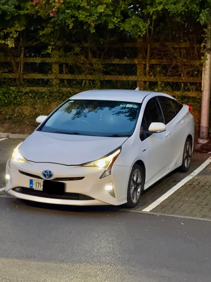 Toyota Prius 2017 - Image 2