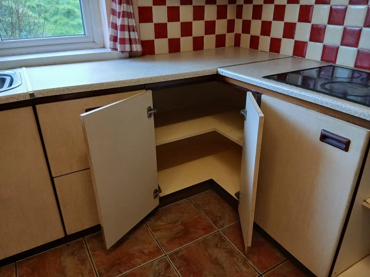 Kitchen presses, sink, oven/hob, fridge/freezer - Image 3