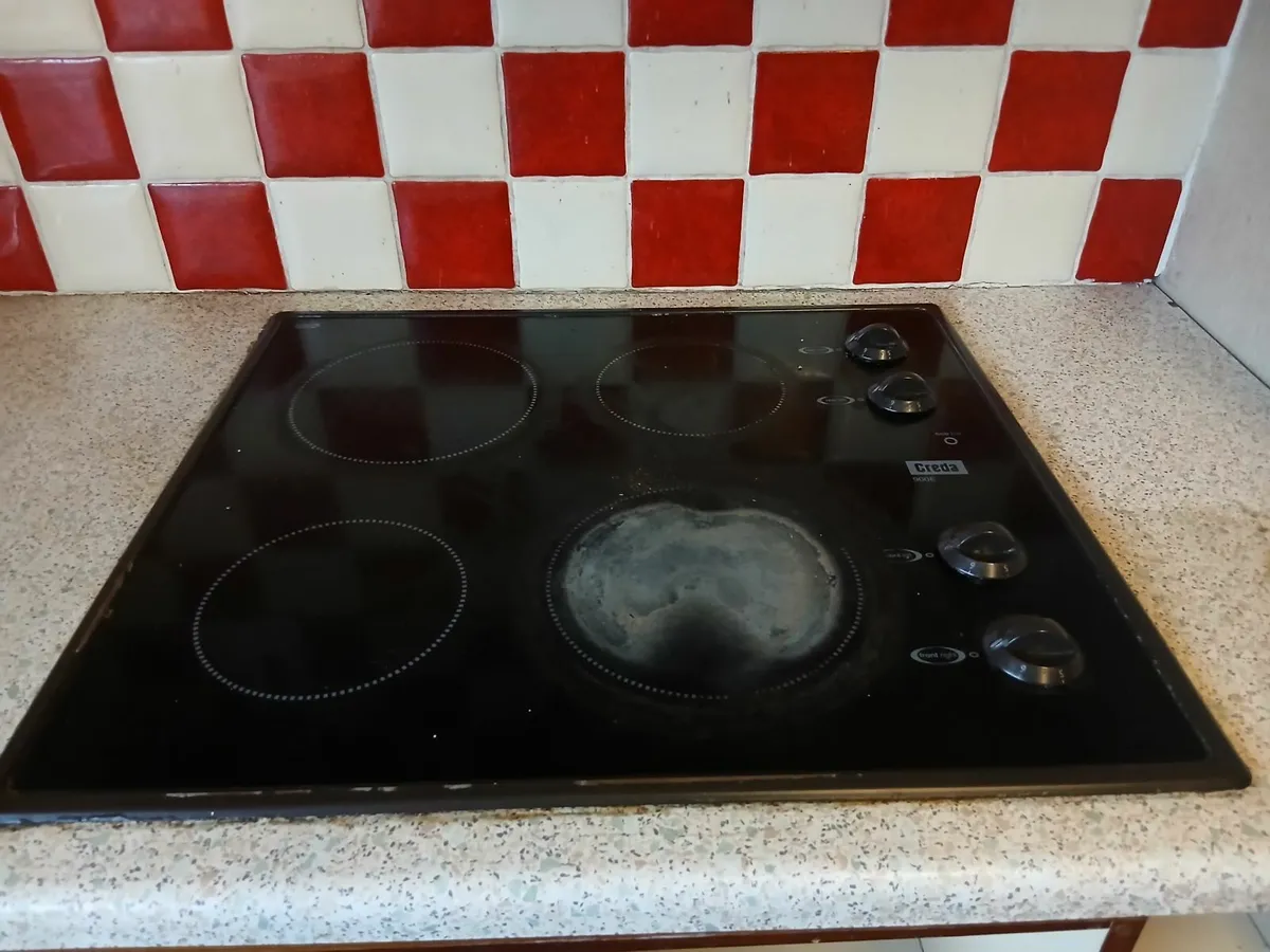 Kitchen presses, sink, oven/hob, fridge/freezer - Image 4