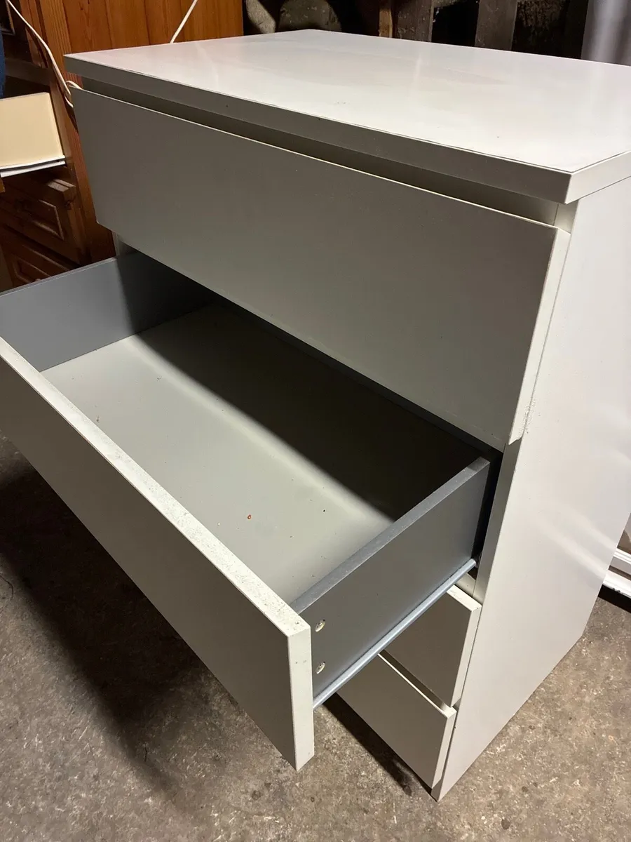 Chest of drawers - Image 1