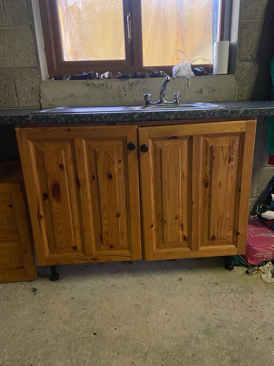 Kitchen units & counter tops - Image 1