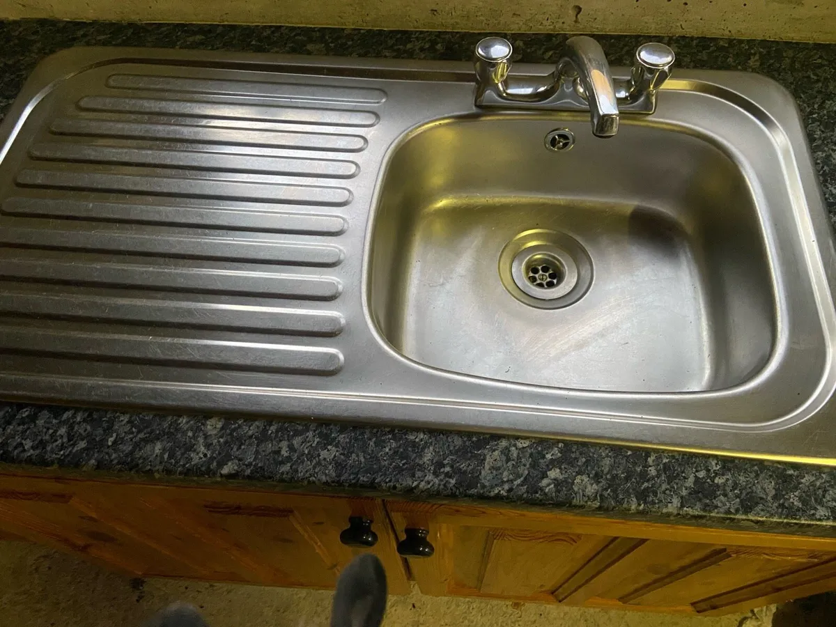 Kitchen units & counter tops - Image 2