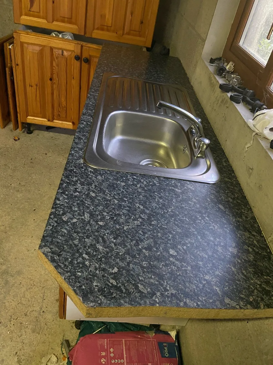 Kitchen units & counter tops - Image 4