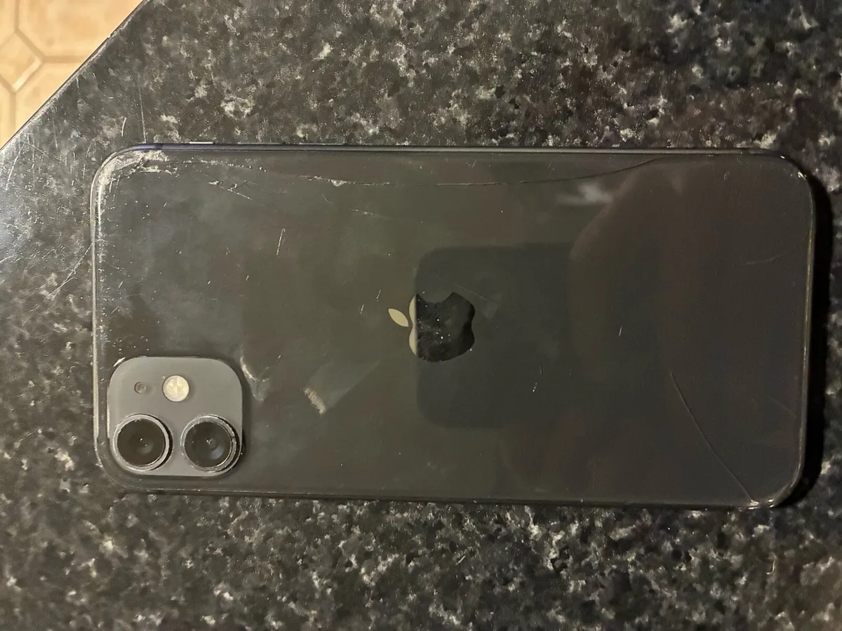 iPhone 11 - Image 2