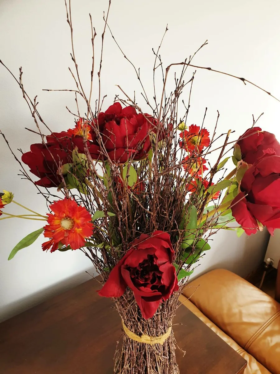 Red twig flowers - Image 1