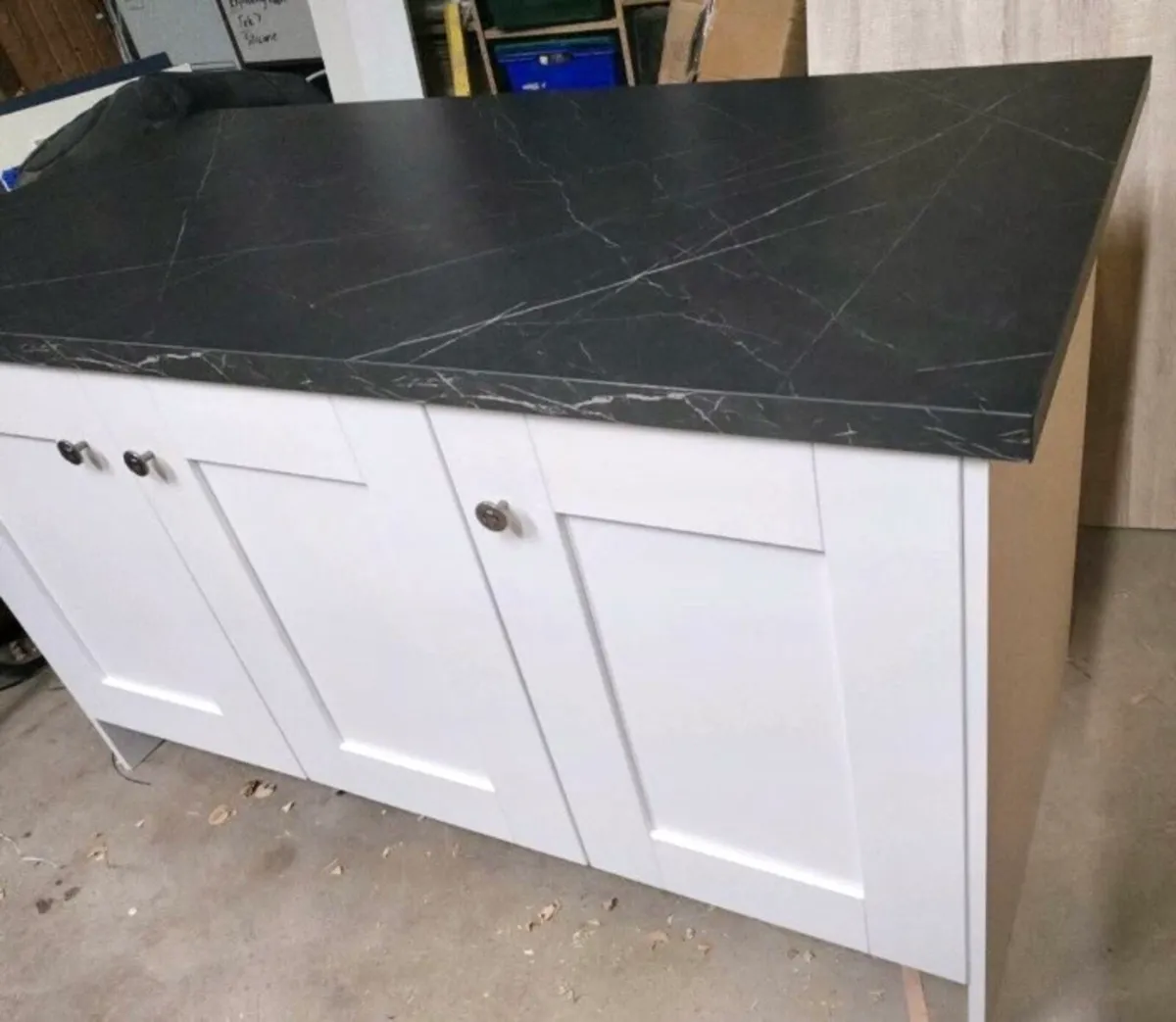 Kitchen island - Image 1