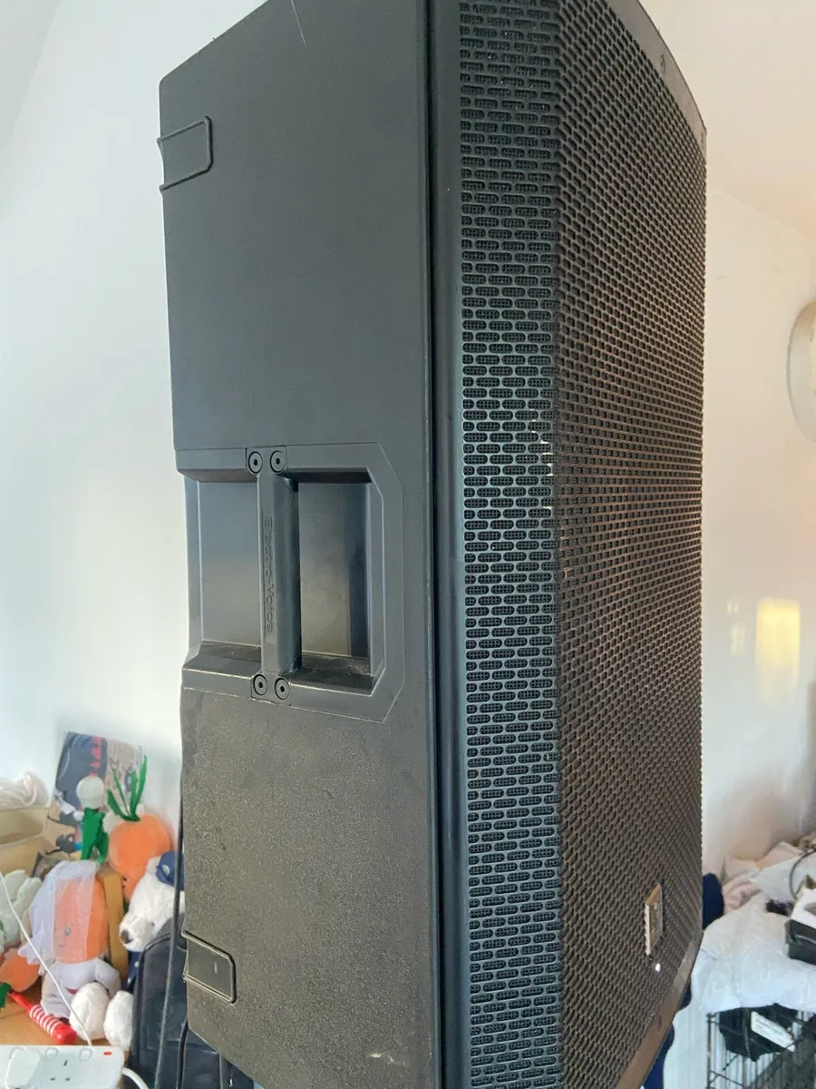 Ev zlx 15 Active Pa Speaker plus mixer desk - Image 4