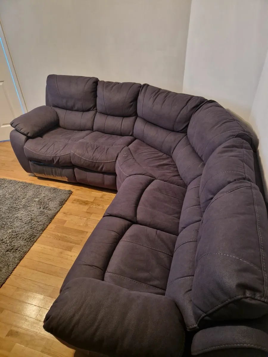 Corner sofa with dual recliners - Image 2
