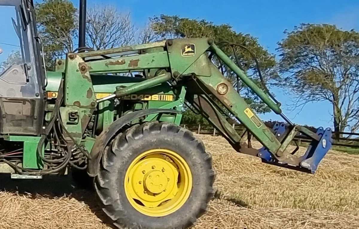 John Deere 245 Loader - Image 2