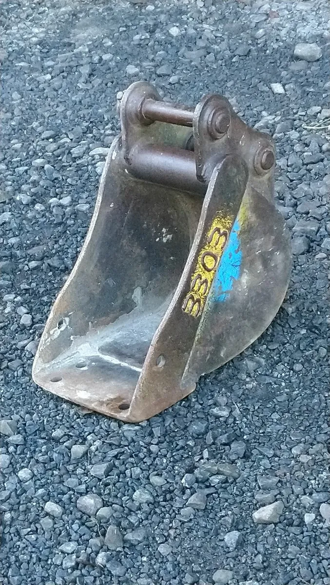 TAKEUCHI MINI DIGGER BUCKET - Image 2