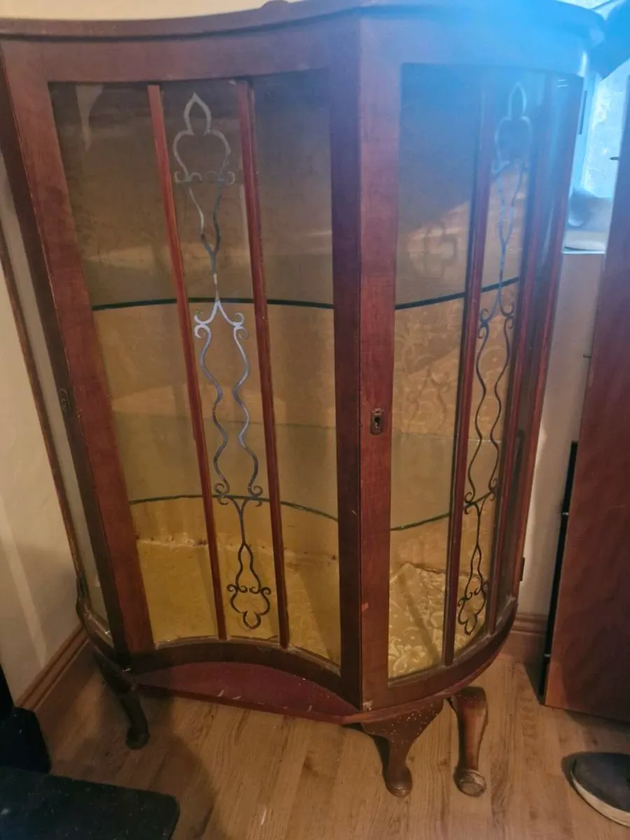 China cabinet - Image 1