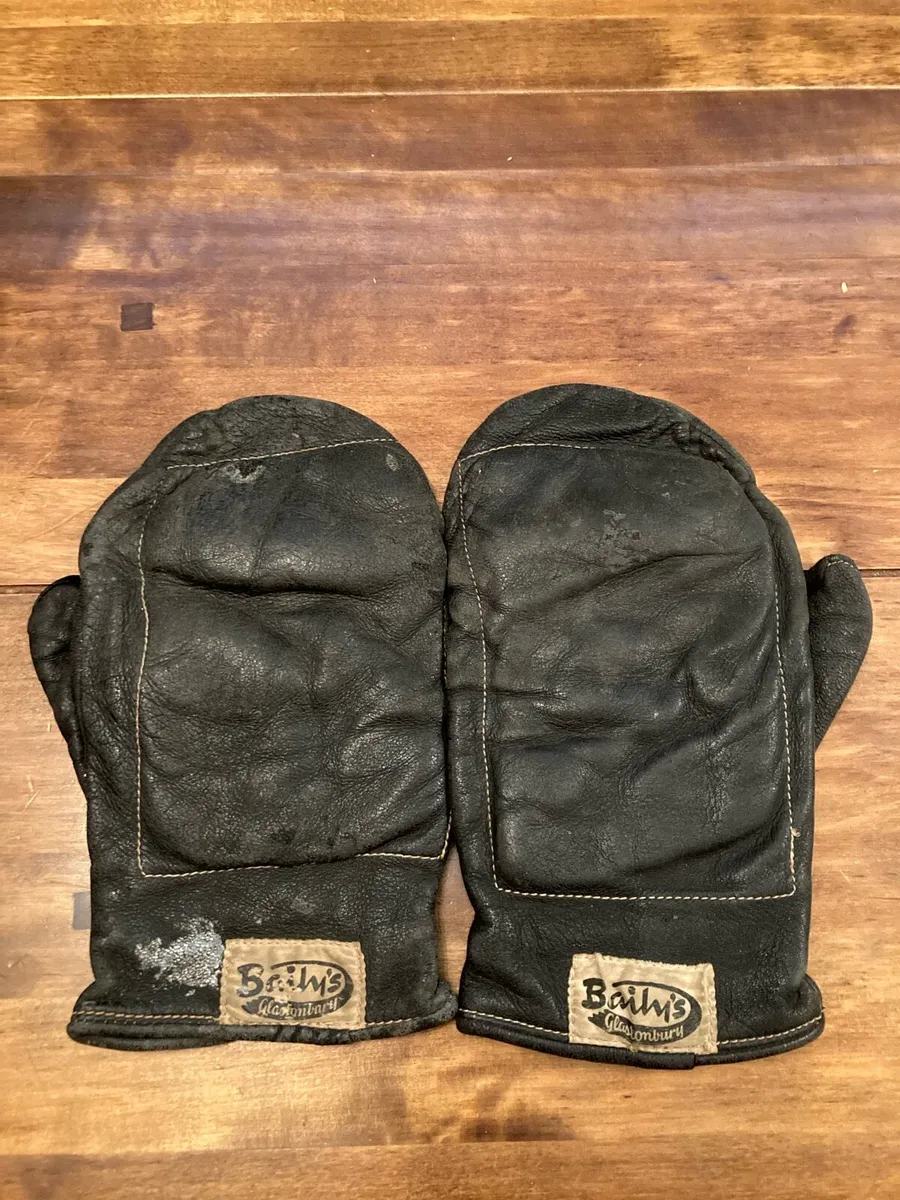 Vintage Boxing Gloves & Helmet - Image 4