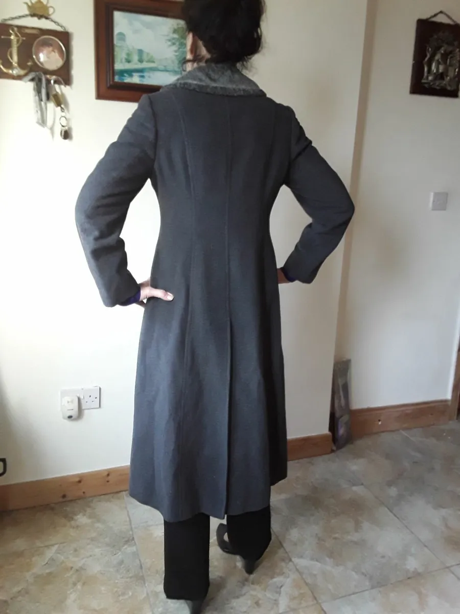 Lovely ladies heavy winter coat as new - Image 2