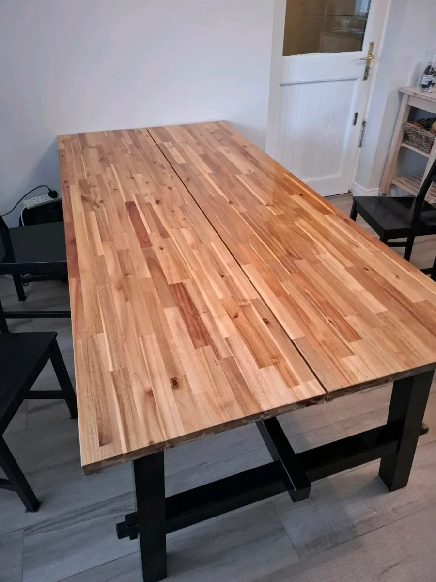 Table and chairs - Image 1