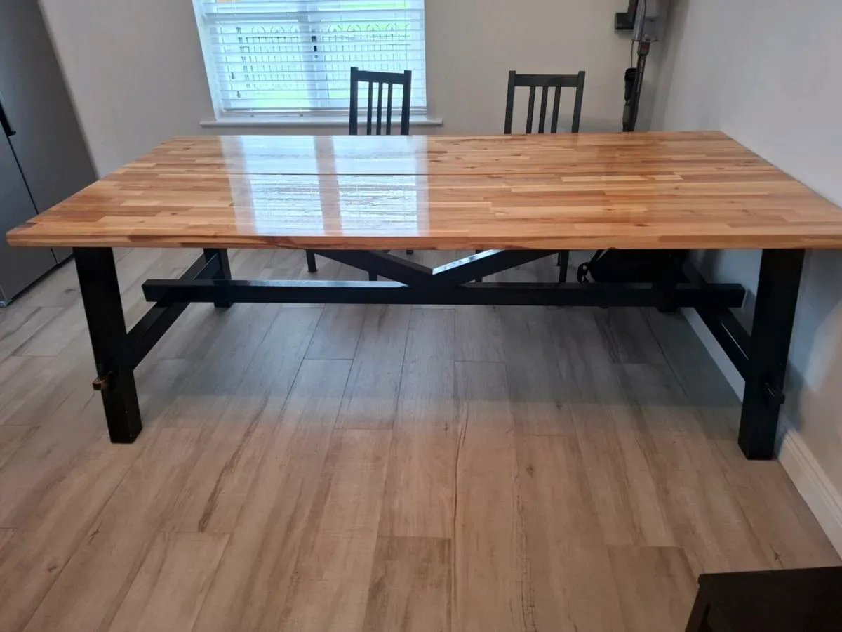 Table and chairs - Image 2