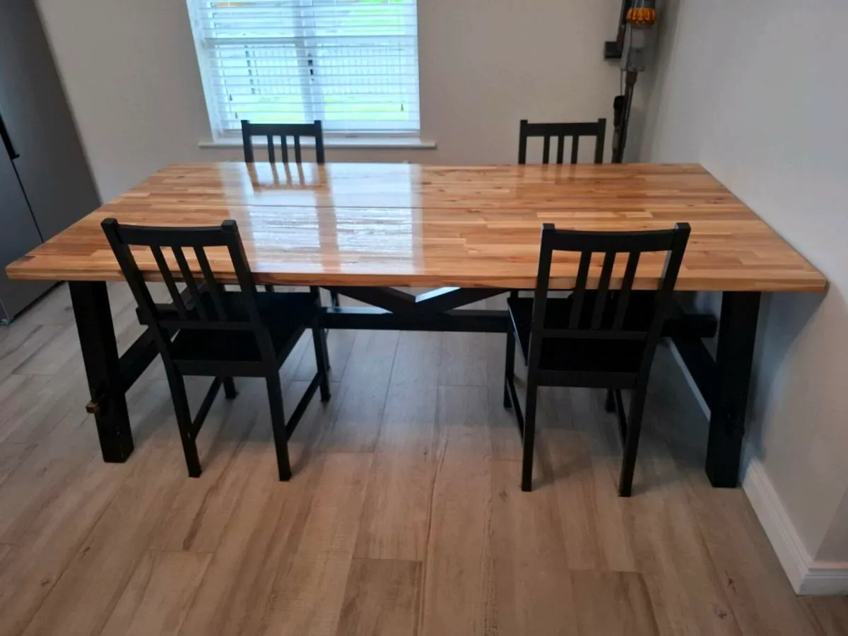 Table and chairs - Image 3