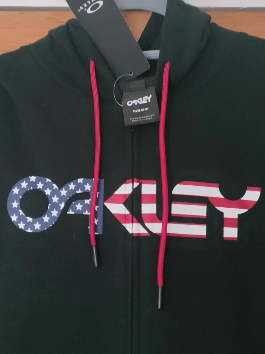 Oakley Hoodie XL New - Image 1