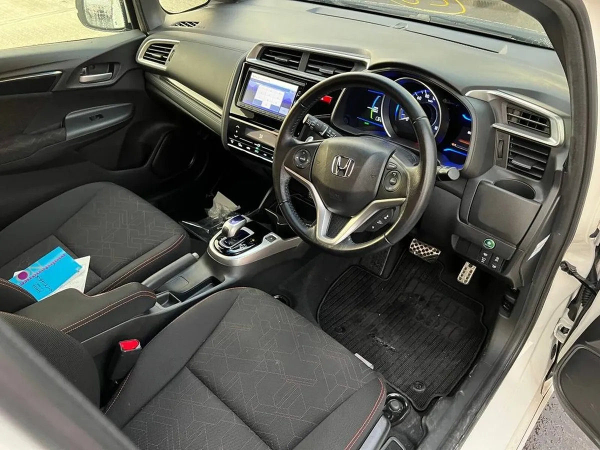 Honda Fit SPORT 1.5 HYBIRD AUTO // REVERSE CAMERA - Image 2