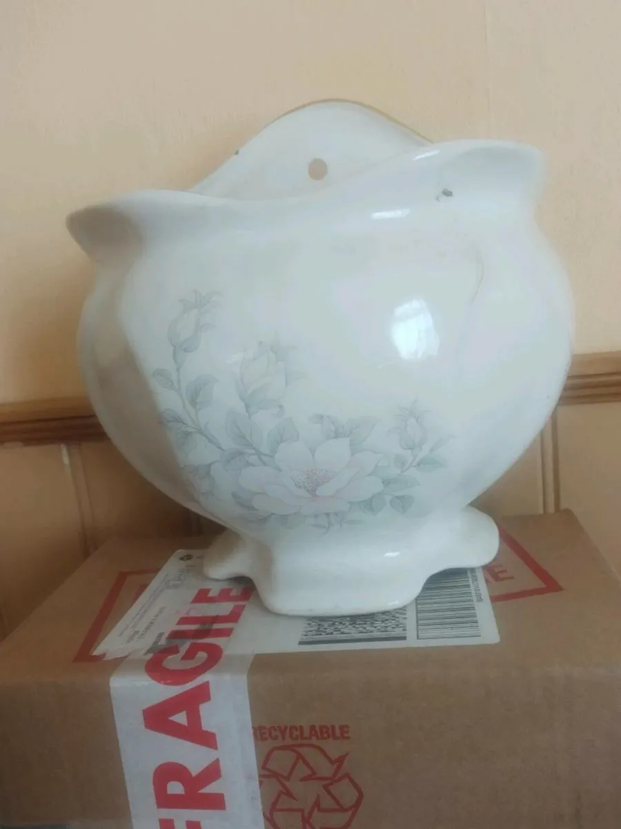 Old Windsor pottery plant holder - Image 1