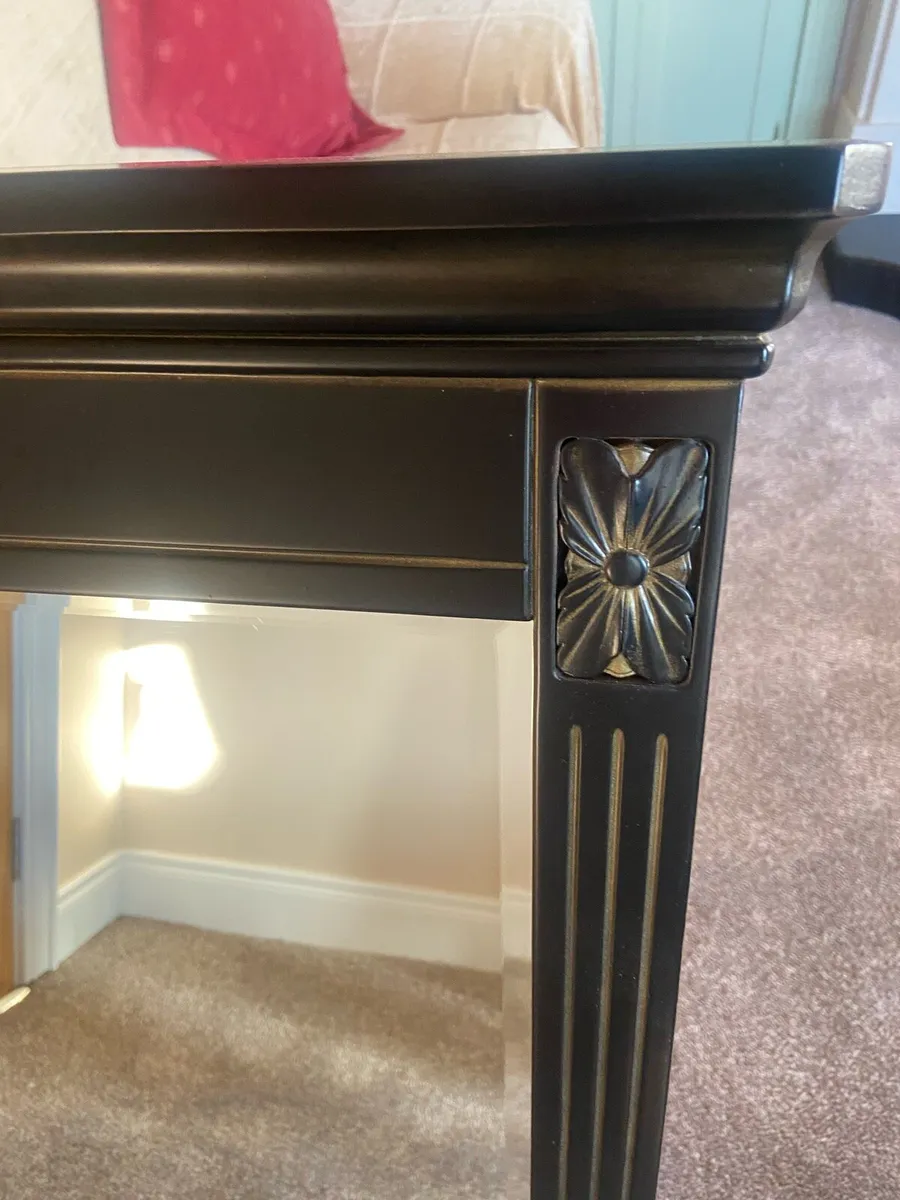 Interior Black Mirror - Image 4