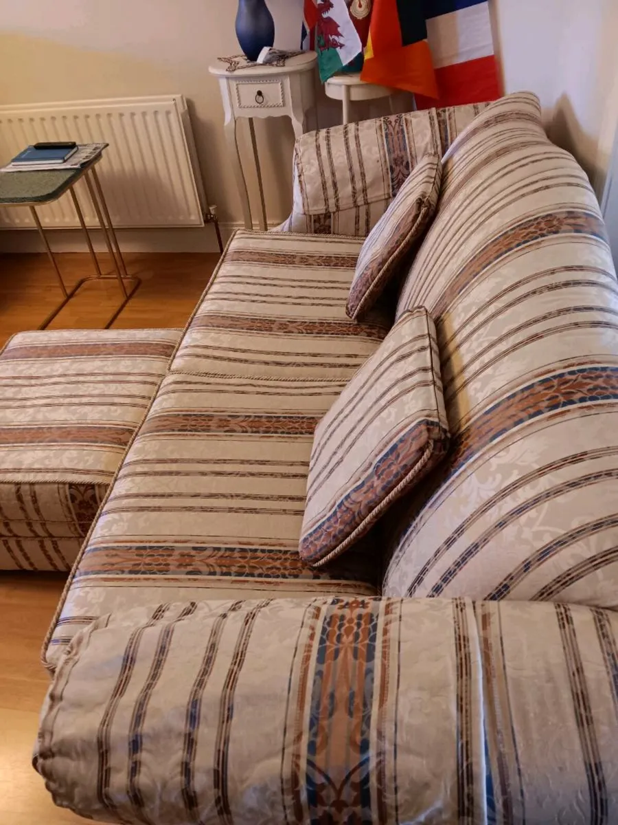 3 piece suite + fotstool - Image 4