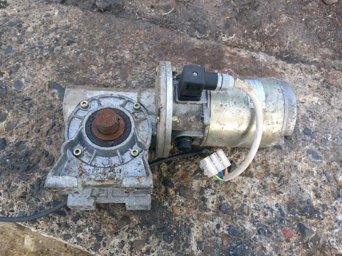 Motor with reduction gearbox for sale - Image 3