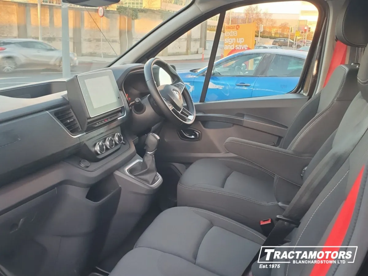 Renault Trafic Passenger 9 SEAT AUTO 170HP RED EDI - Image 4