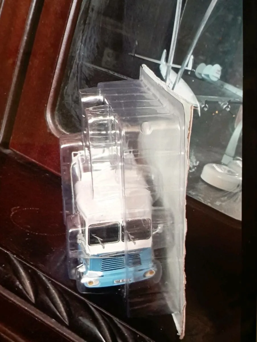 RV WITH SATELLITE DISH TV VAN 1-43 SCALE - Image 3