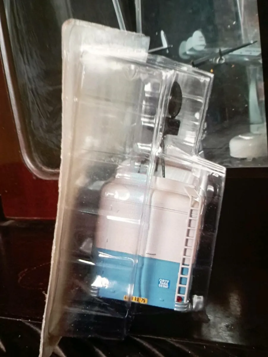 RV WITH SATELLITE DISH TV VAN 1-43 SCALE - Image 4