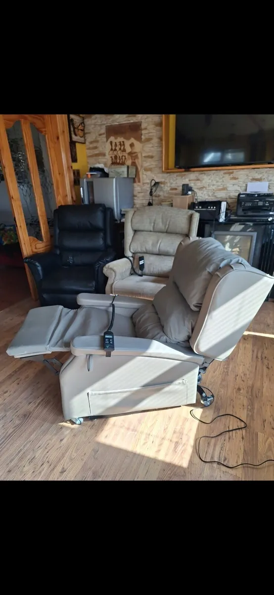 Riser recliner electric armchair - Image 3