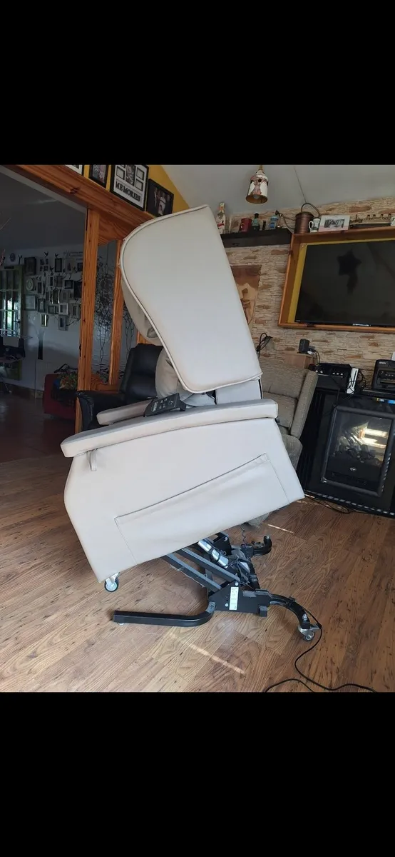 Riser recliner electric armchair - Image 4