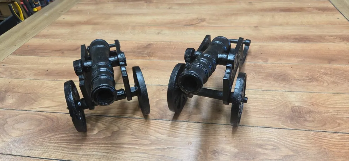 Cast iron cannons - Image 1