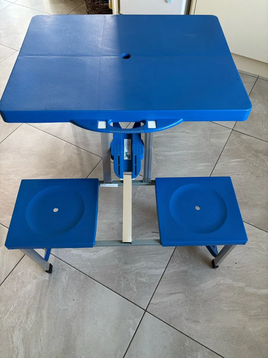 Folding picnic table - Image 1