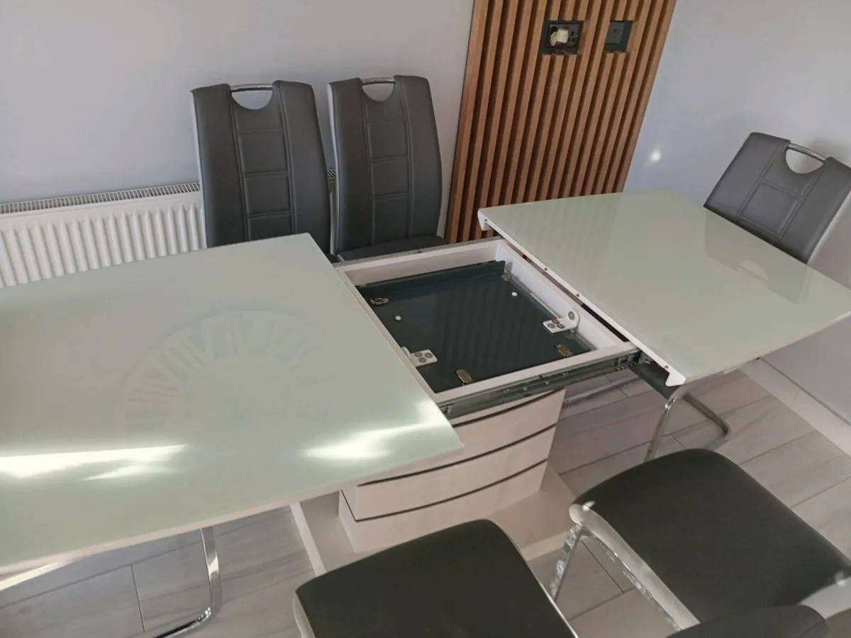 Kitchen Table with six chairs funtion of extending - Image 1
