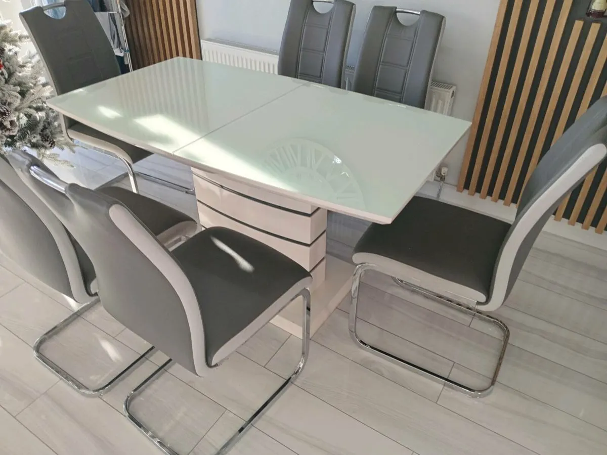 Kitchen Table with six chairs funtion of extending - Image 3