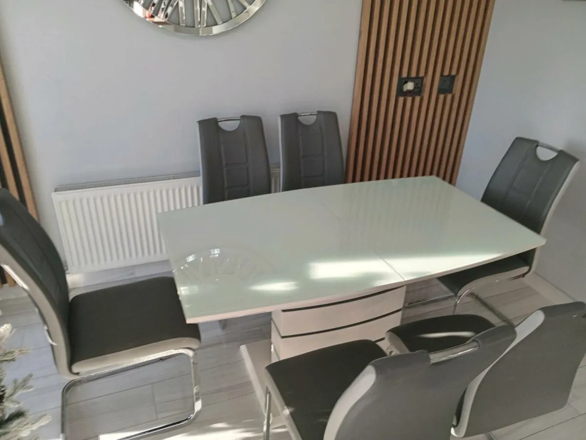 Kitchen Table with six chairs funtion of extending - Image 4