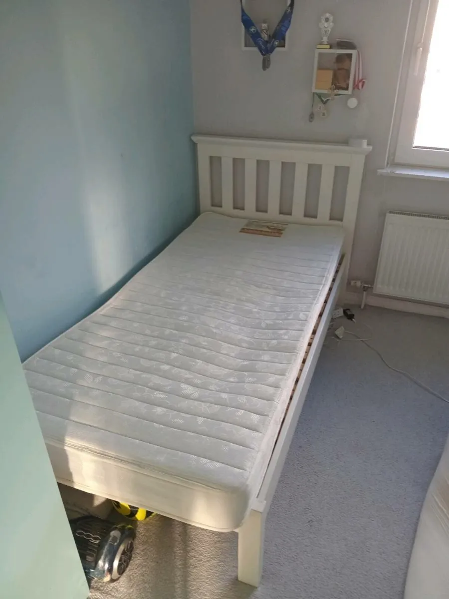Single bed frame with mattres - Image 1