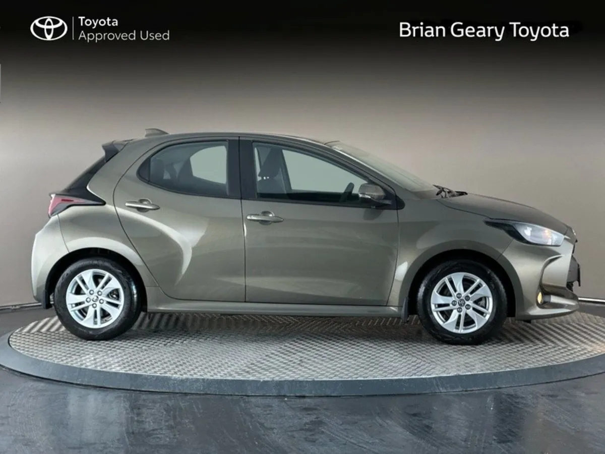 Toyota Yaris HYBRID LUNA - Image 3
