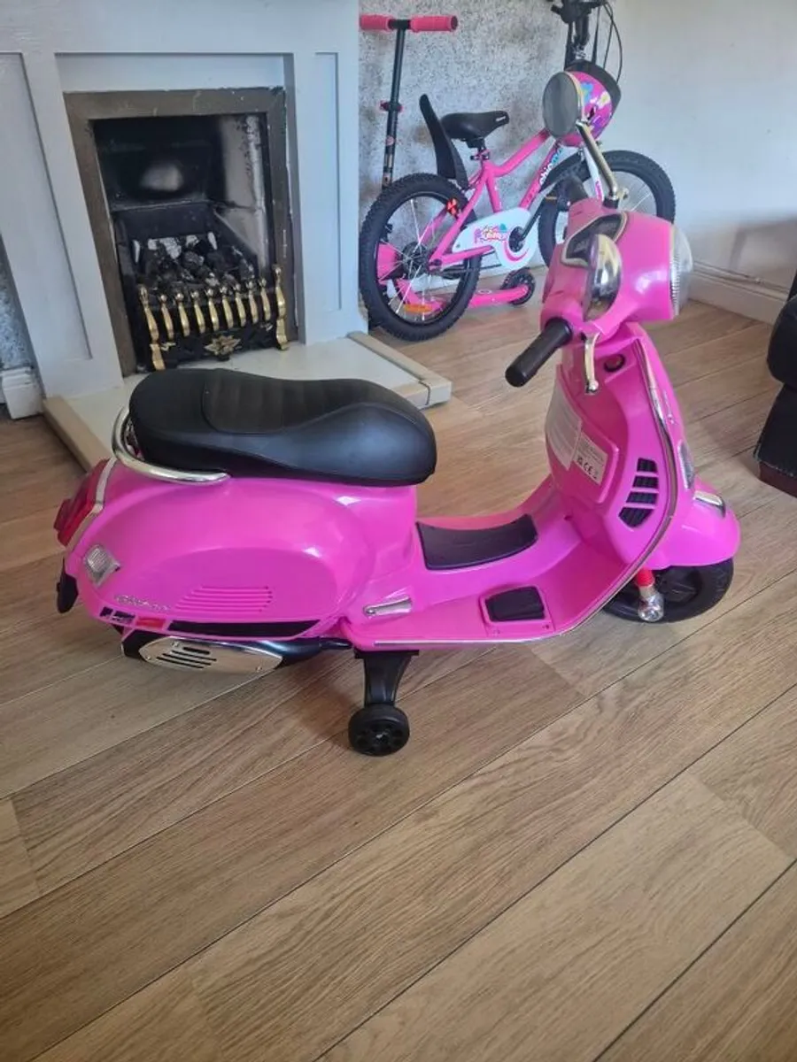 Kids electric Vespa - Image 1