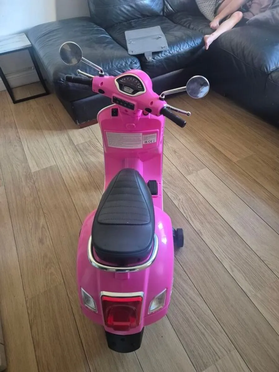 Kids electric Vespa - Image 2