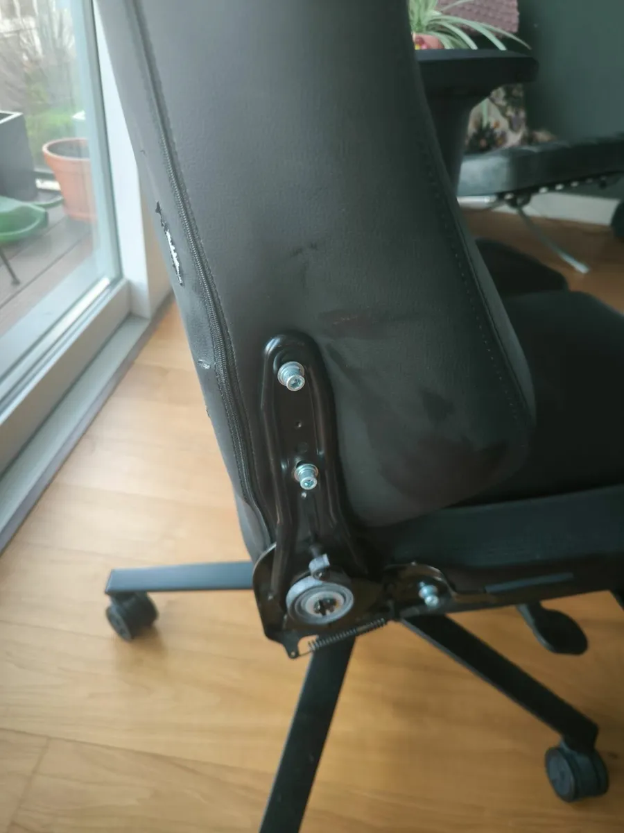 DuelHawk Black PU Leather Gaming Chair - Image 4