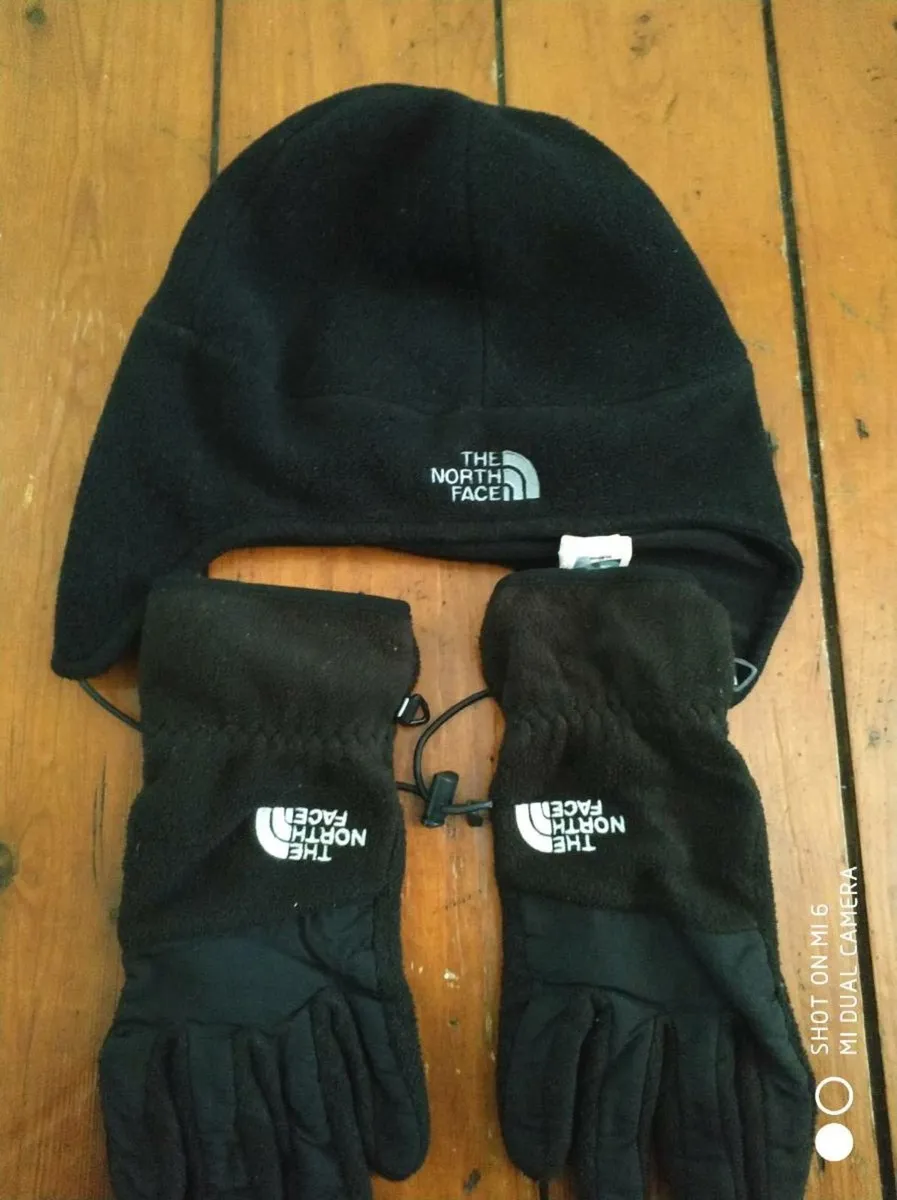 North FACE   2 HAT ,GLOVES. JACKET NORTH FACE - Image 1