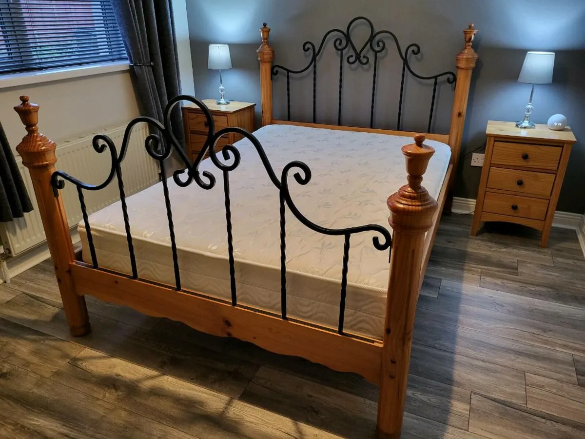 Bed & 2 Lockers - Image 1